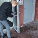 Een medewerker van Slotenmaker Expert vervangt het slot aan de buitendeur van een woning