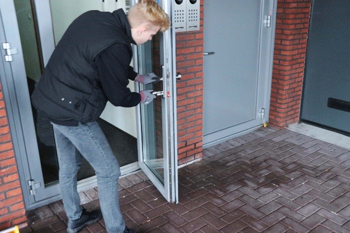 Een medewerker van Slotenmaker Expert vervangt het slot aan de buitendeur van een woning